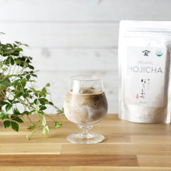 TOMOSAN taza con infusión de hojicha desprendiendo vapor y sabor reconfortante