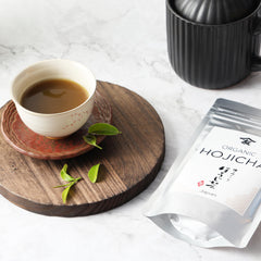 TOMOSAN grano y textura tostada de hojicha resaltando aroma cálido y baja cafeína