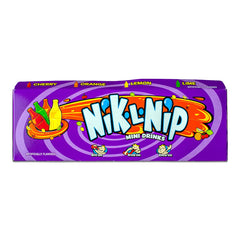Tootsie Roll Nik L Nip botella abierta con líquido frutal visible para beber