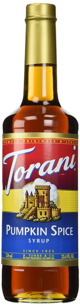 Torani botella frontal mostrando la etiqueta Pumpkin Spice y uso fácil
