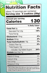 Trader Joe's galleta en mano para comparar tamaño, claridad sobre porción y presentación