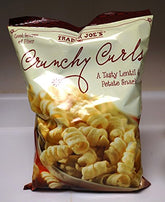 Trader Joe's paquete frontal de Crunchy Curls mostrando marca y tamaño práctico