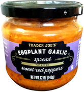 Trader Joe's frasco frontal del dip de berenjena y ajo mostrando etiqueta