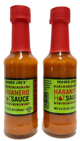 Trader Joe's botella frontal mostrando etiqueta y color vibrante, añade sabor intenso