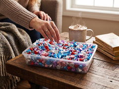 TREATBASKET candy bowl con piezas envueltas, aporta color a la mesa