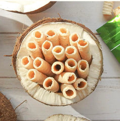 Tropical Fields rollo en uso junto a taza de café, snack natural y práctico