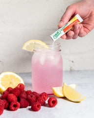 True Citrus bebida preparada en vaso con hielo, refresco bajo en calorías