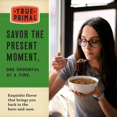 True Primal close-up de champiñones y verduras, ingredientes naturales visibles