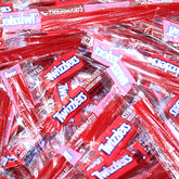 Twizzlers empaque frontal que muestra tiras de regaliz de fresa, ideal para compartir
