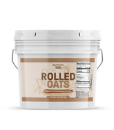 Unpretentious vista frontal del balde resellable con avena, almacenamiento conveniente