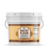 Unpretentious frente del paquete de harina para pastelería mostrando marca y tamaño 5 lb