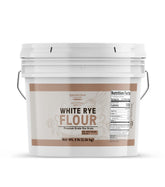 Unpretentious paquete frontal de harina de centeno blanca mostrando tamaño y marca, práctico en la cocina