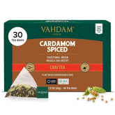 VAHDAM frente del paquete Cardamom Chai mostrando diseño y cantidad