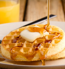 Vermont Maid detalle del vertido con textura viscosa que cubre pancakes