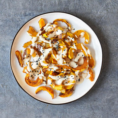 Villa Jerada tahini mezclado en hummus cremoso listo para servir