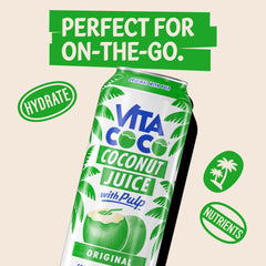 Vita Coco botella abierta vertiendo líquido refrescante al vaso