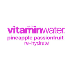 vitaminwater botella en mano para mostrar portabilidad y conveniencia