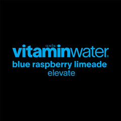 vitaminwater close-up del líquido azul translúcido que resalta su textura refrescante