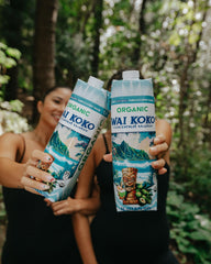 Wai Koko producto en uso vertido en vaso con hielo para hidratación rápida