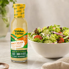 Walden Farms aderezo sobre ensalada de kale resaltando sabor sin calorías