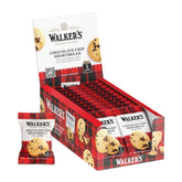 Walkers paquete frontal con shortbread y chispas, muestra tradición y portabilidad