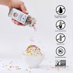 Watkins decorando pastel con sprinkles, acabado profesional y alegre