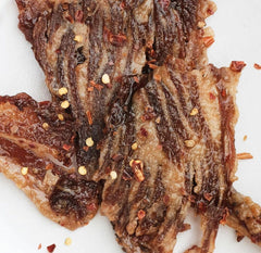 Weekend Jerky tiras en plato listas para comer con sabor intenso