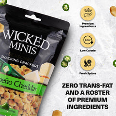 Wicked Mix crackers cayendo sobre sopa humeante para mejor textura