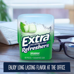 WRIGLEY'S EXTRA pieza en mano demostrando textura crujiente y centro masticable