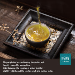 XINQING taza con infusión ámbar, muestra cuerpo y claridad del té