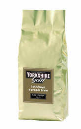 Yorkshire Tea front del empaque mostrando bolsa y marca, conserva frescura