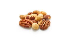 Yupik comparación de tamaño de nueces junto a una mano para escala
