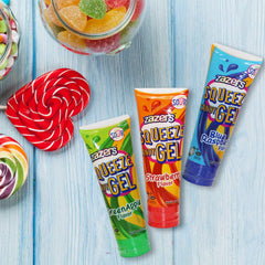 Zazers mano exprimiendo gel sobre una galleta para consumo divertido