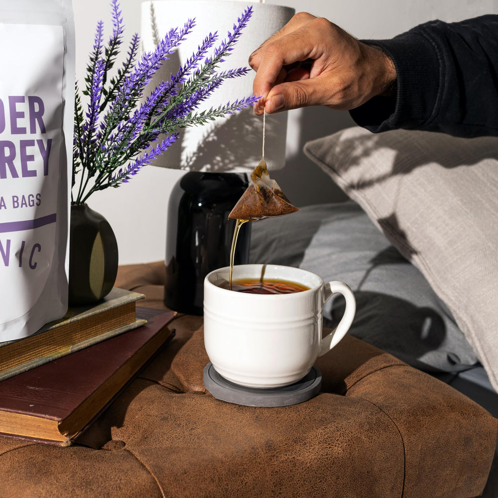 20 Leaves taza preparada con infusión ámbar, demuestra aroma y cuerpo al beber
