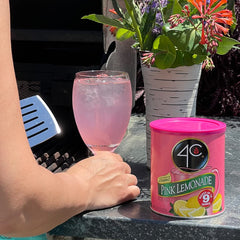 4C jarra preparada con Pink Lemonade y hielo para servir en reuniones