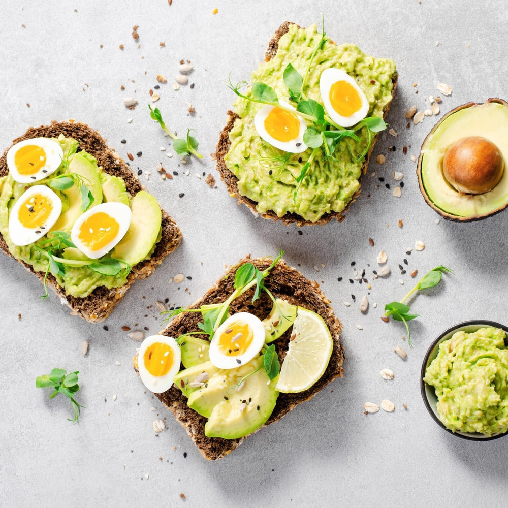 7 Farms huevos encurtidos en tabla de charcutería, resaltan como aperitivo