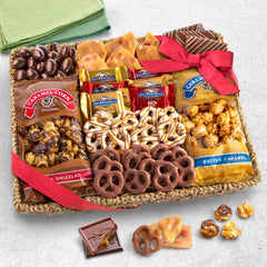 A Gift Inside primer plano de chocolate cubriendo frutos secos, textura premium