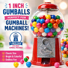 A Great Surprise gumball en mano para comparar tamaño 1 pulgada, referencia visual clara