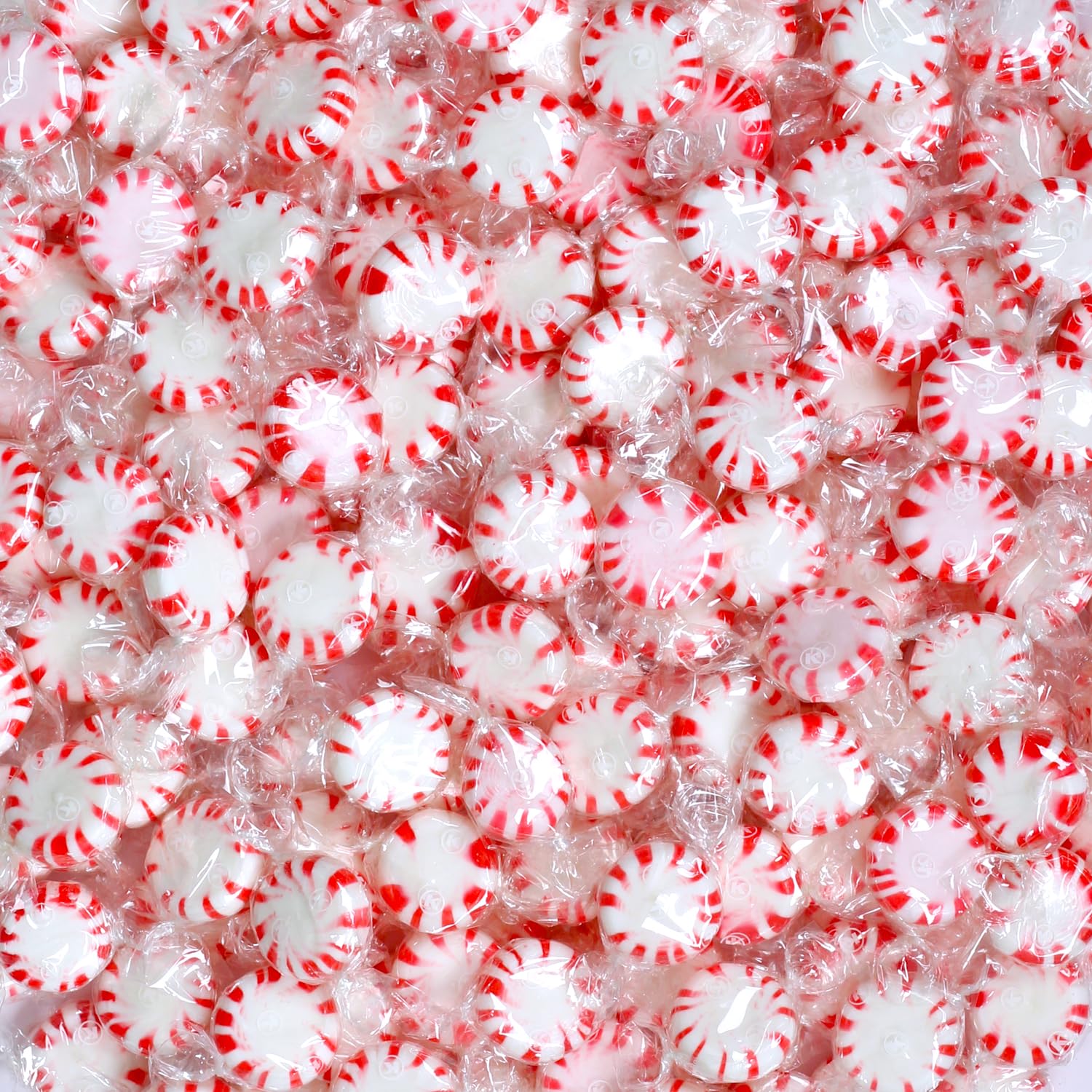 A Great Surprise detalle espiral rojo y blanco que destaca presentación festiva