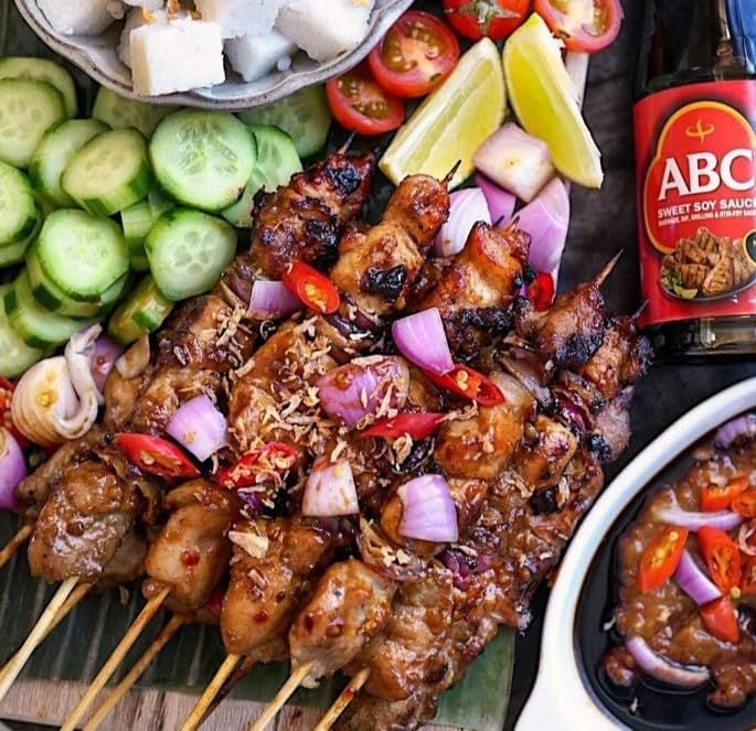 ABC botella junto a manos para mostrar tamaño práctico