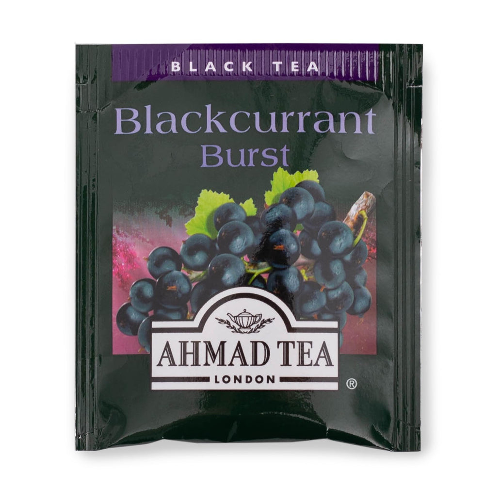 Ahmad Tea comparación de tamaño de bolsita junto a utensilios de cocina