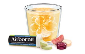 Airborne vaso con bebida Very Berry preparado para consumo, sabor práctico