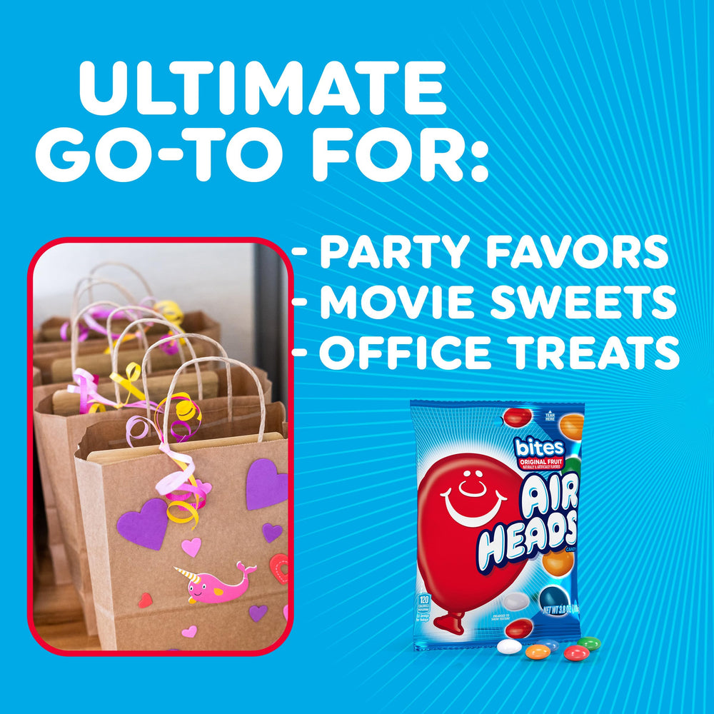 Airheads caramelos dispersos en mesa de fiesta, aportan color y diversión