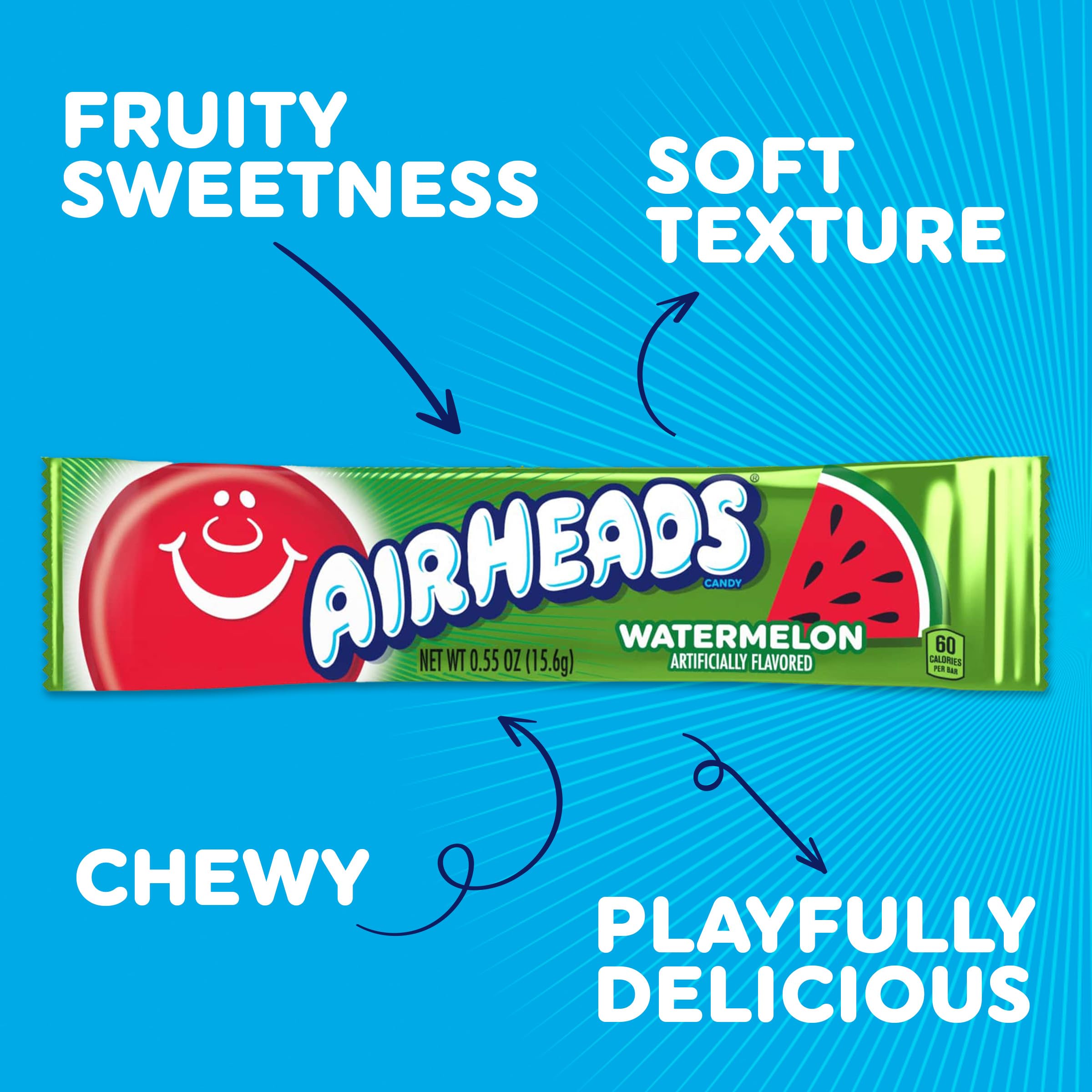 Mano sosteniendo barra Airheads Watermelon mostrando tamaño real práctico