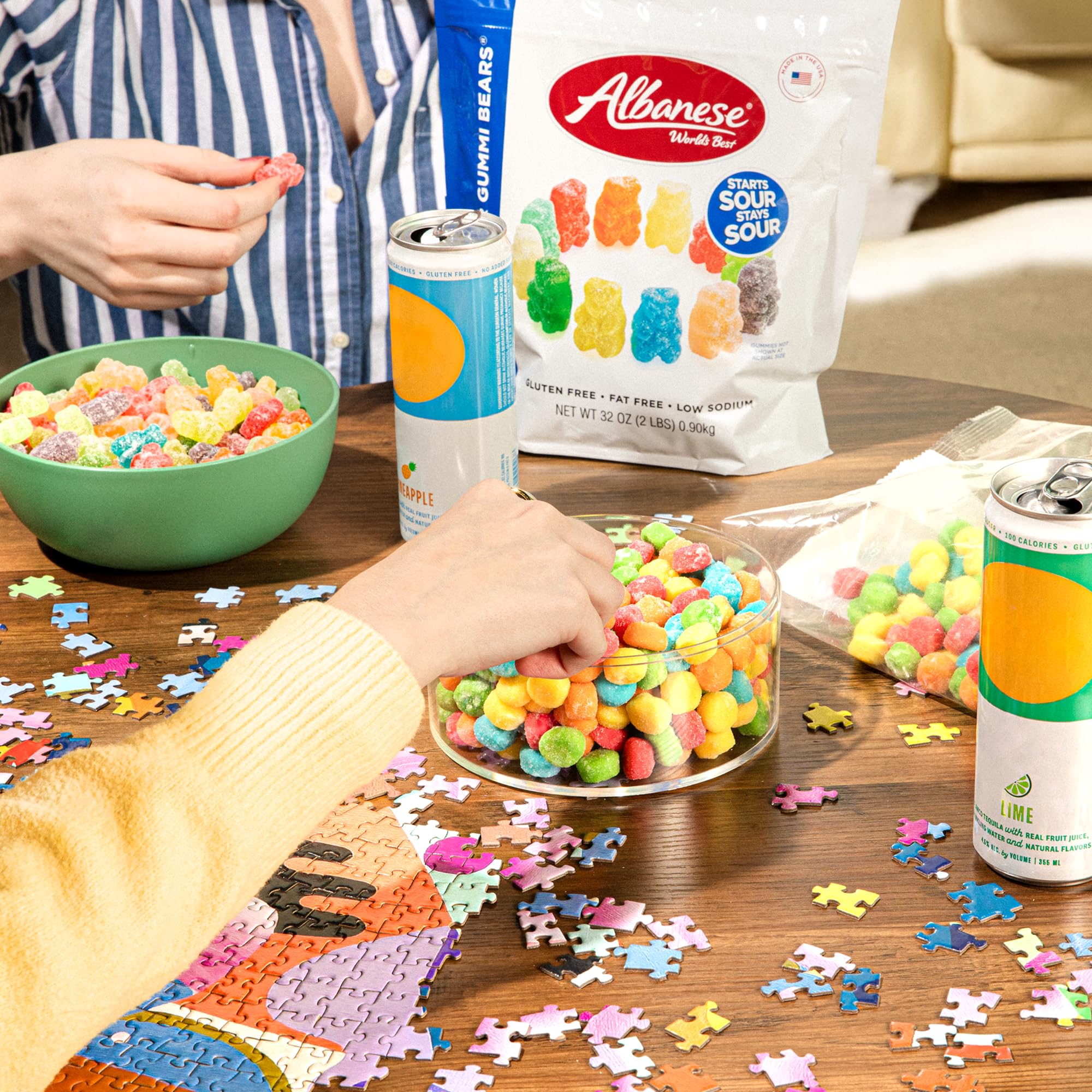 Albanese gomitas en un bowl sobre mesa lista para fiesta y compartir
