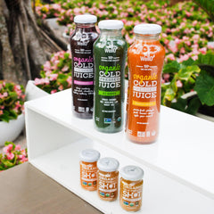 ALLWELLO primer plano de textura del jugo cold-pressed que destaca frescura natural