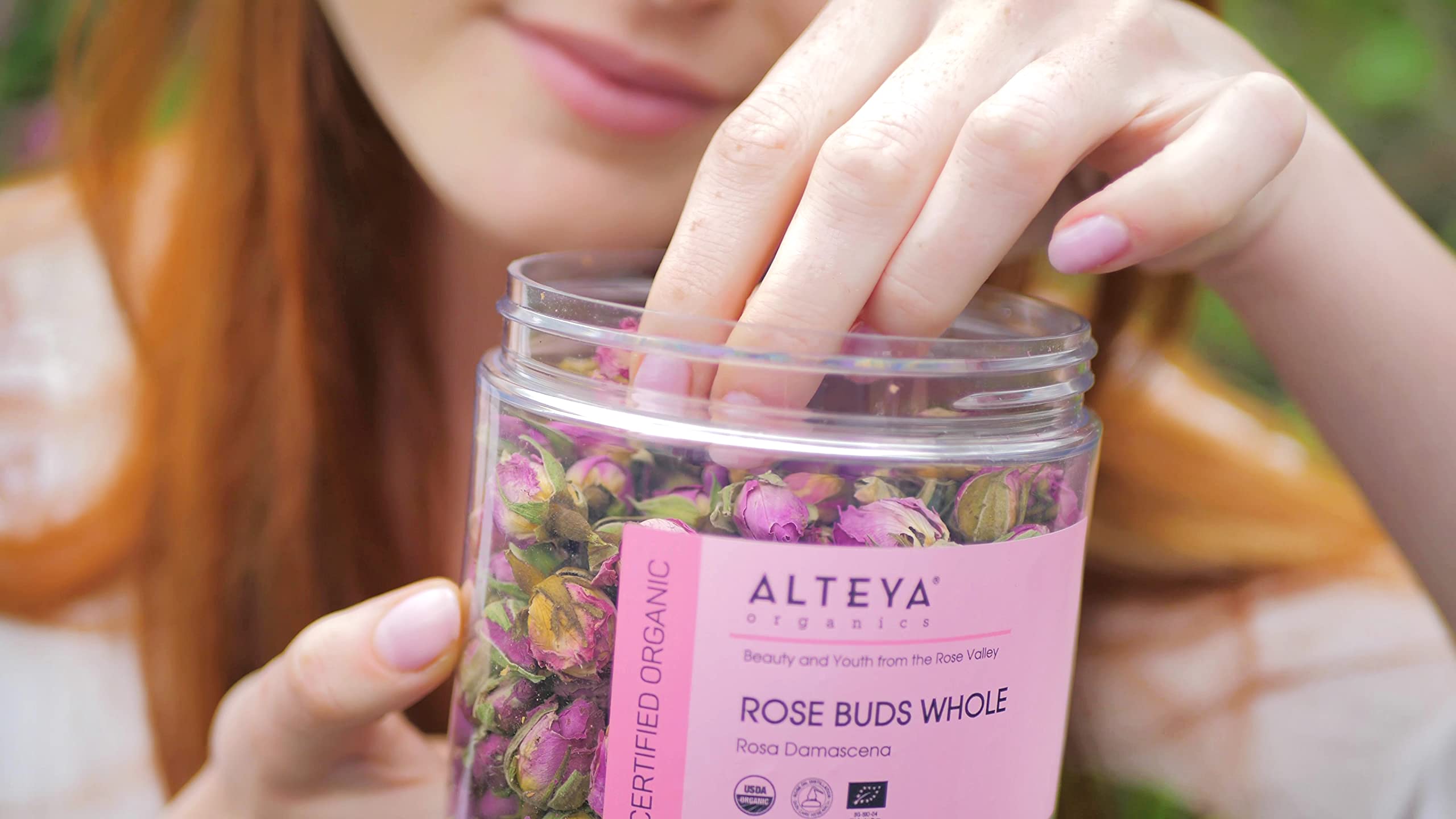 Alteya capullos usados como decoración en postre para toque floral