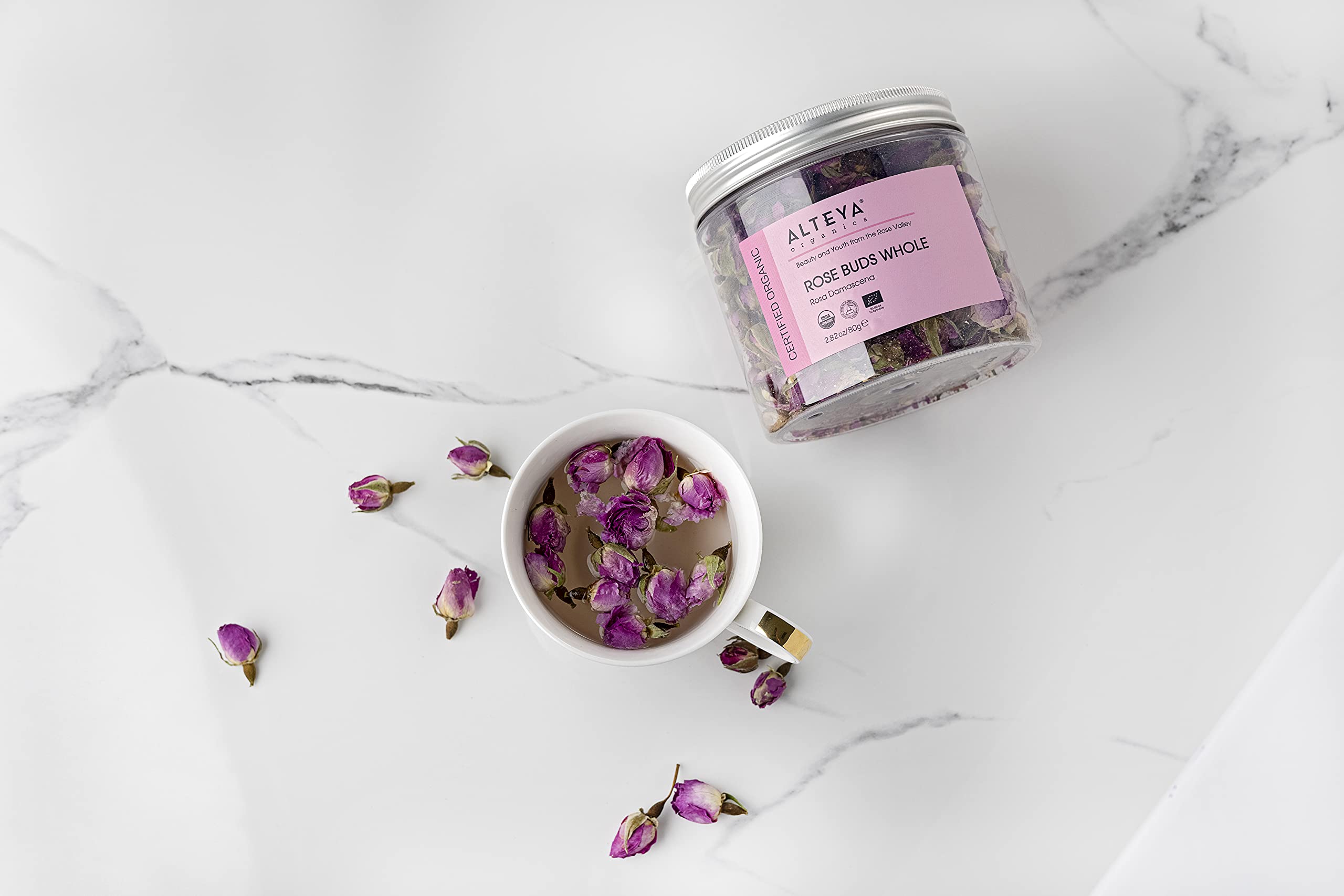Alteya capullos infusionándose en taza para bebida aromática relajante