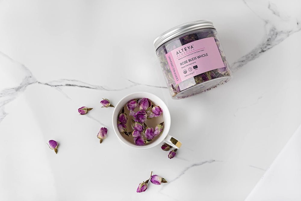 Alteya capullos infusionándose en taza para bebida aromática relajante