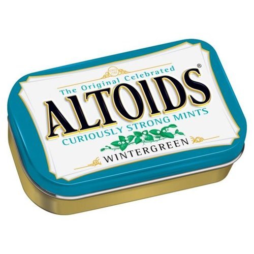 Altoids en uso dentro de un coche para frescura en viajes